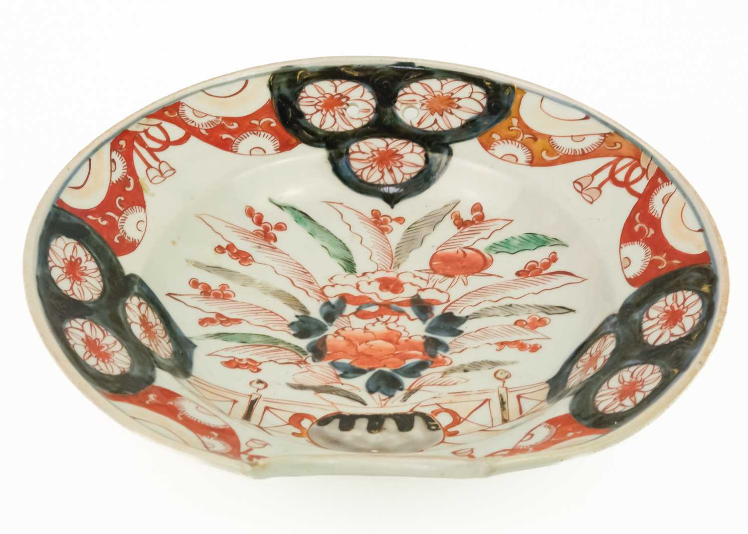 A Japanese Imari porcelain barbers bowl, late 19th/early 20th century. - Image 3 of 10