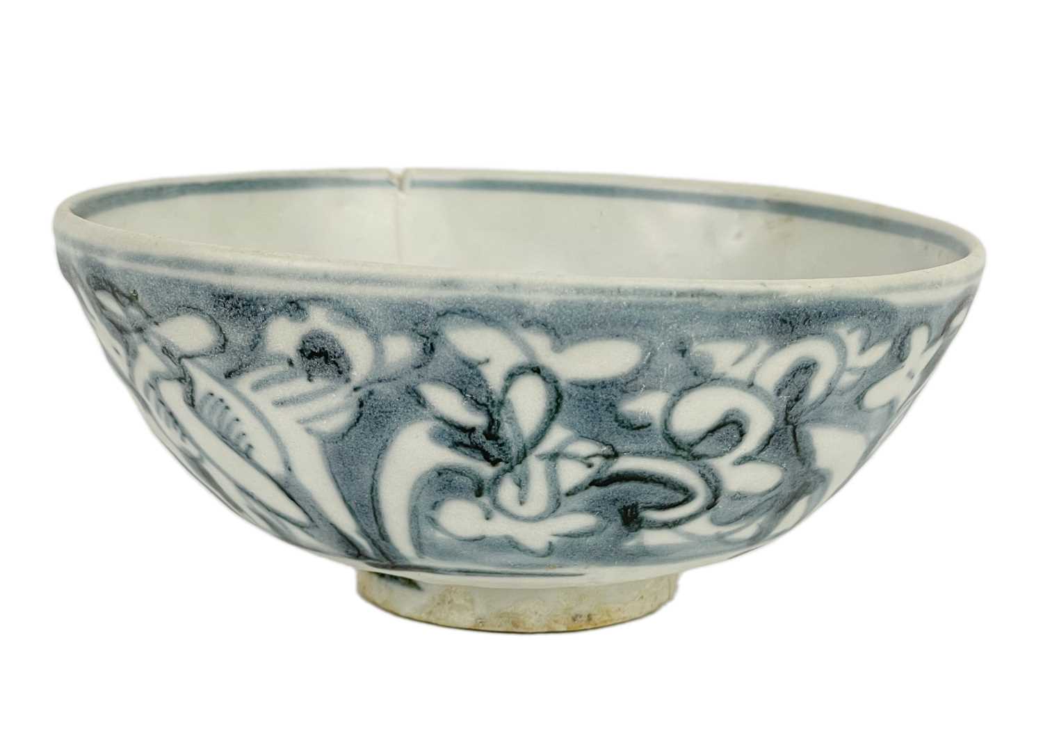 A Chinese provincial blue and white bowl. - Image 19 of 22