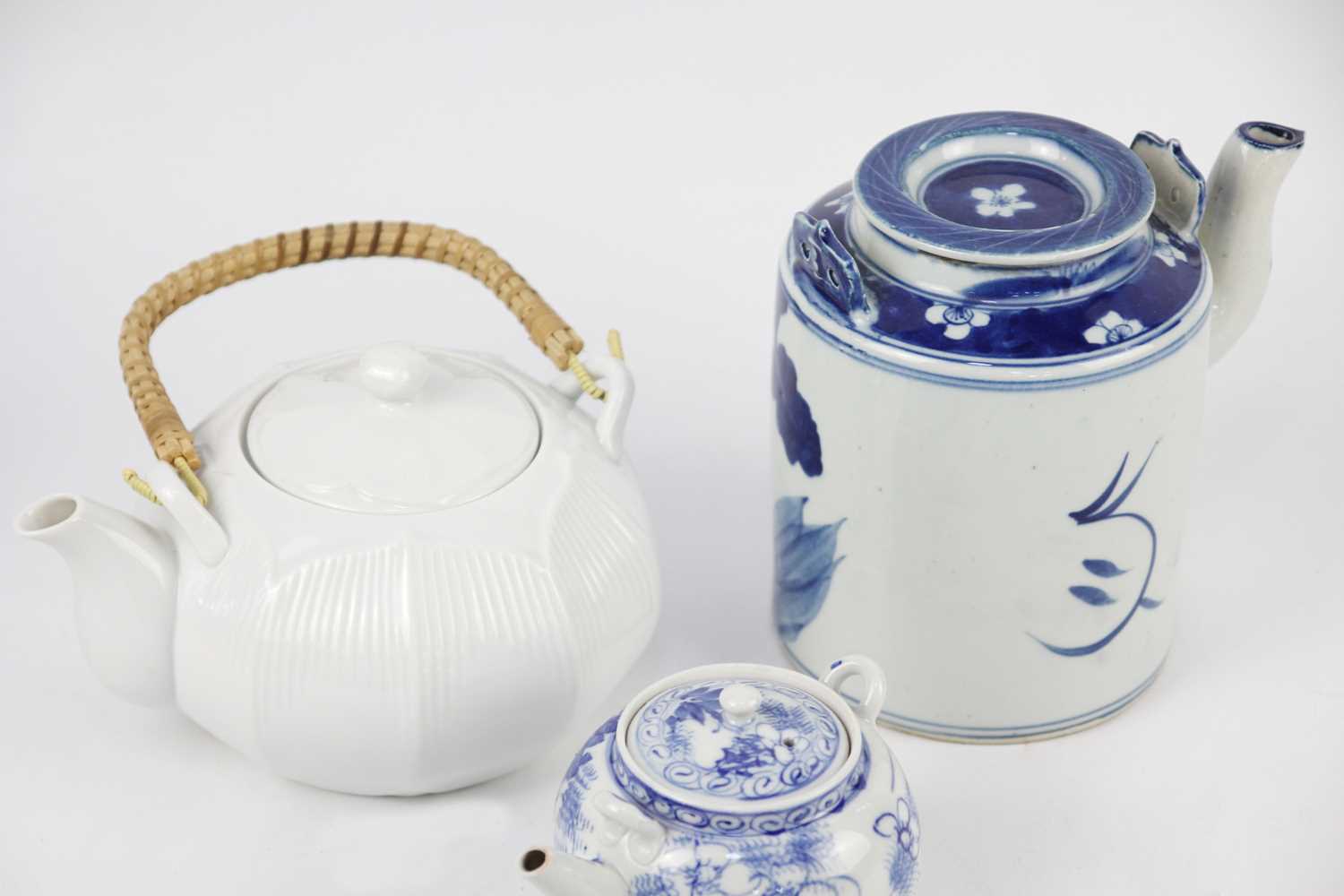 A Chinese blue and white prunus blossom teapot, circa 1900. - Image 3 of 3