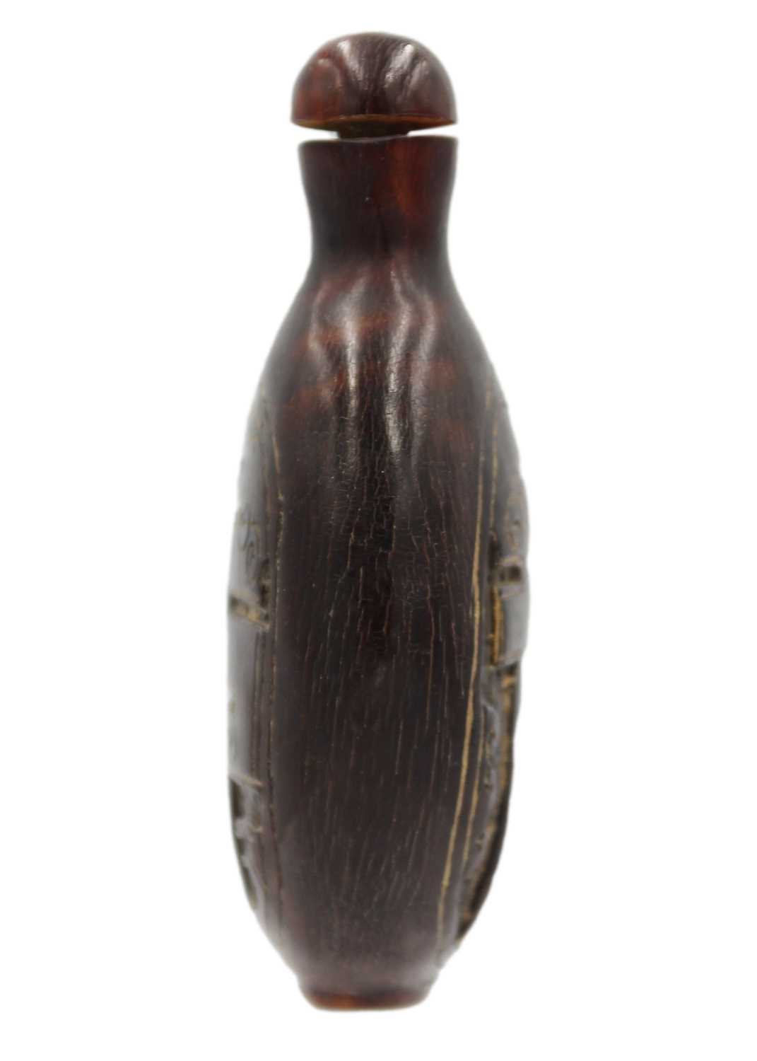 A Chinese carved horn snuff bottle, Qing Dynasty, 18th/19th century. - Image 2 of 5