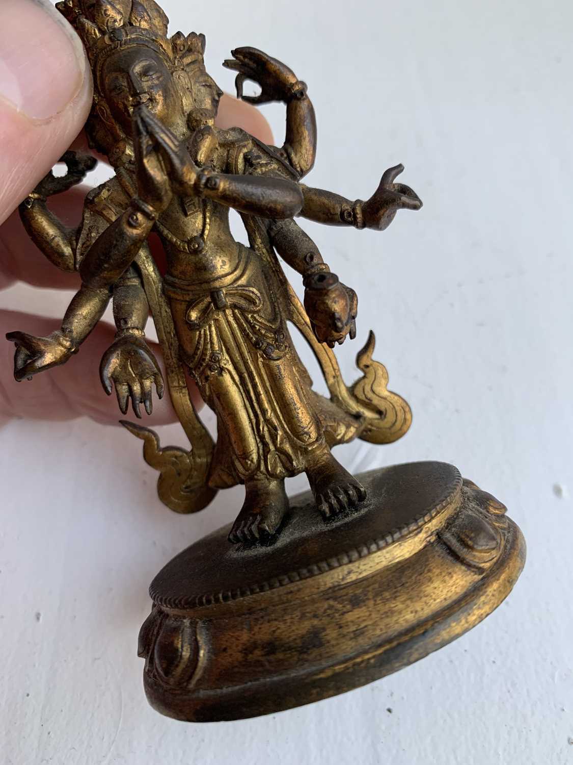 A Sino-Tibetan gilt bronze figure of Avalokitesvara, 18th/19th century. - Image 15 of 17