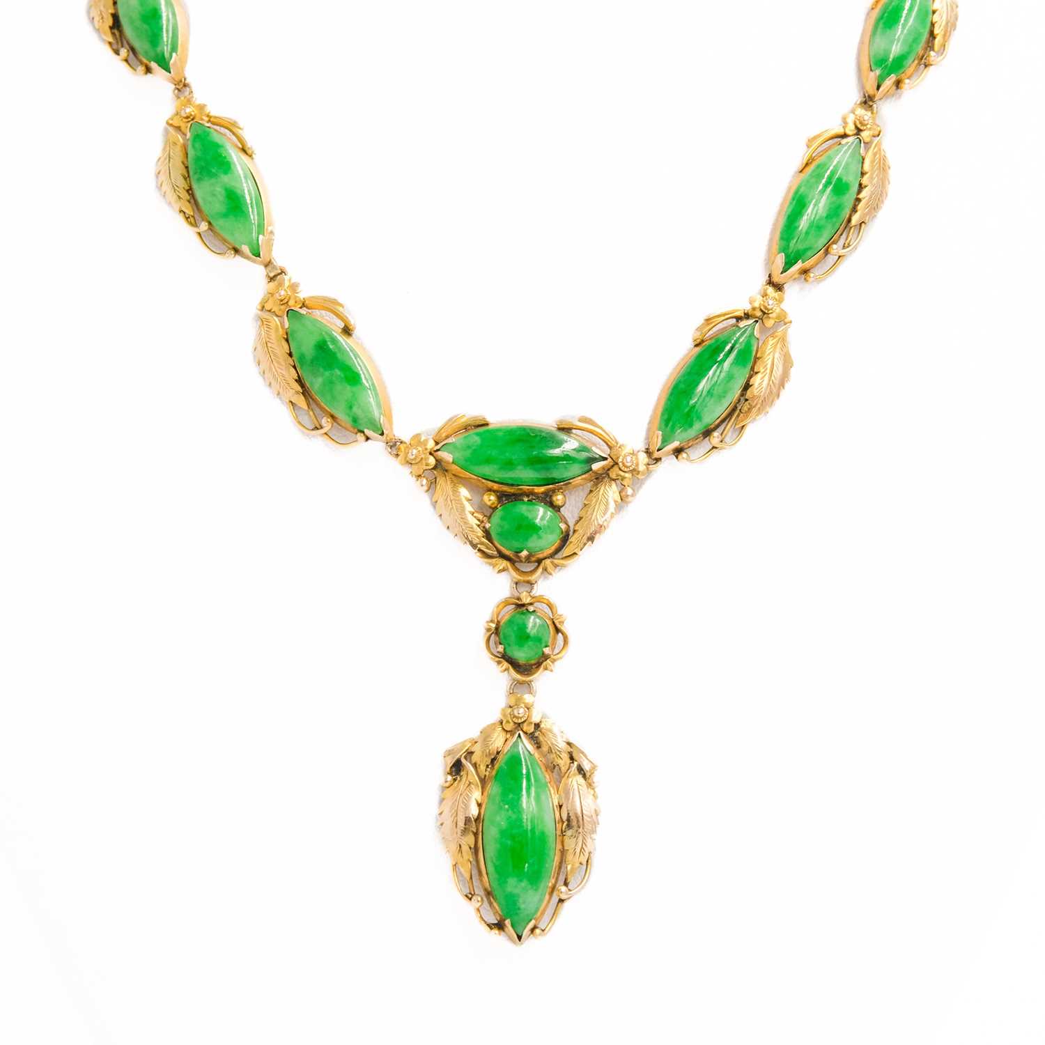 An Art Nouveau jade and 14ct mounted necklace, with enclosed back and stamped 14k. - Image 2 of 5