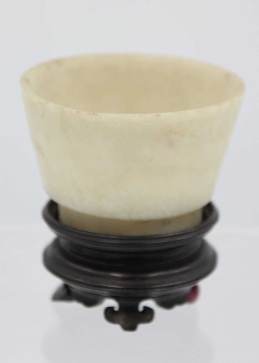 A Chinese quartz bowl. - Image 2 of 6
