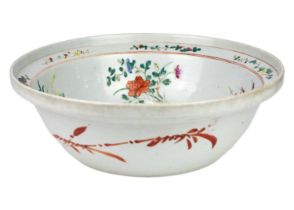 A Chinese Canton porcelain wash bowl, late 19th/early 20th century.