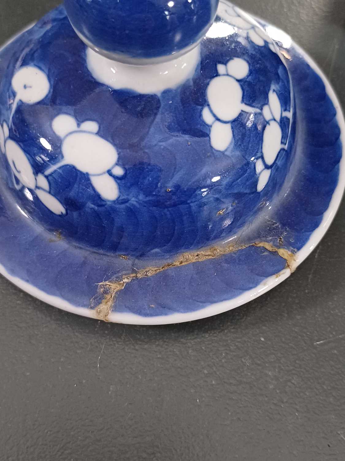 A large Chinese blue and white prunus blossom ginger jar, circa 1900. - Image 11 of 15