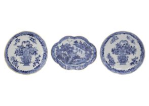 A pair of Chinese export blue and white porcelain dishes, 18th century.