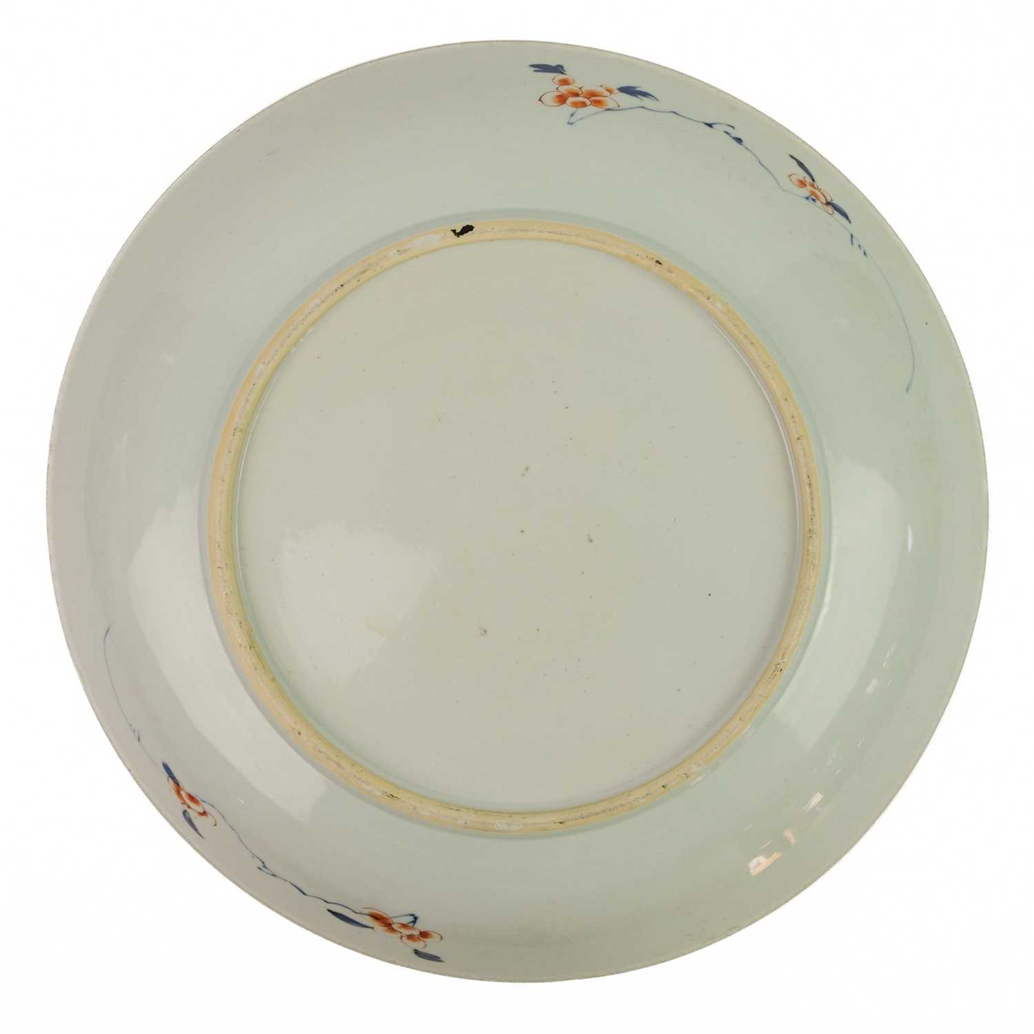 A Chinese Imari porcelain shallow dish, 18th century. - Image 4 of 7