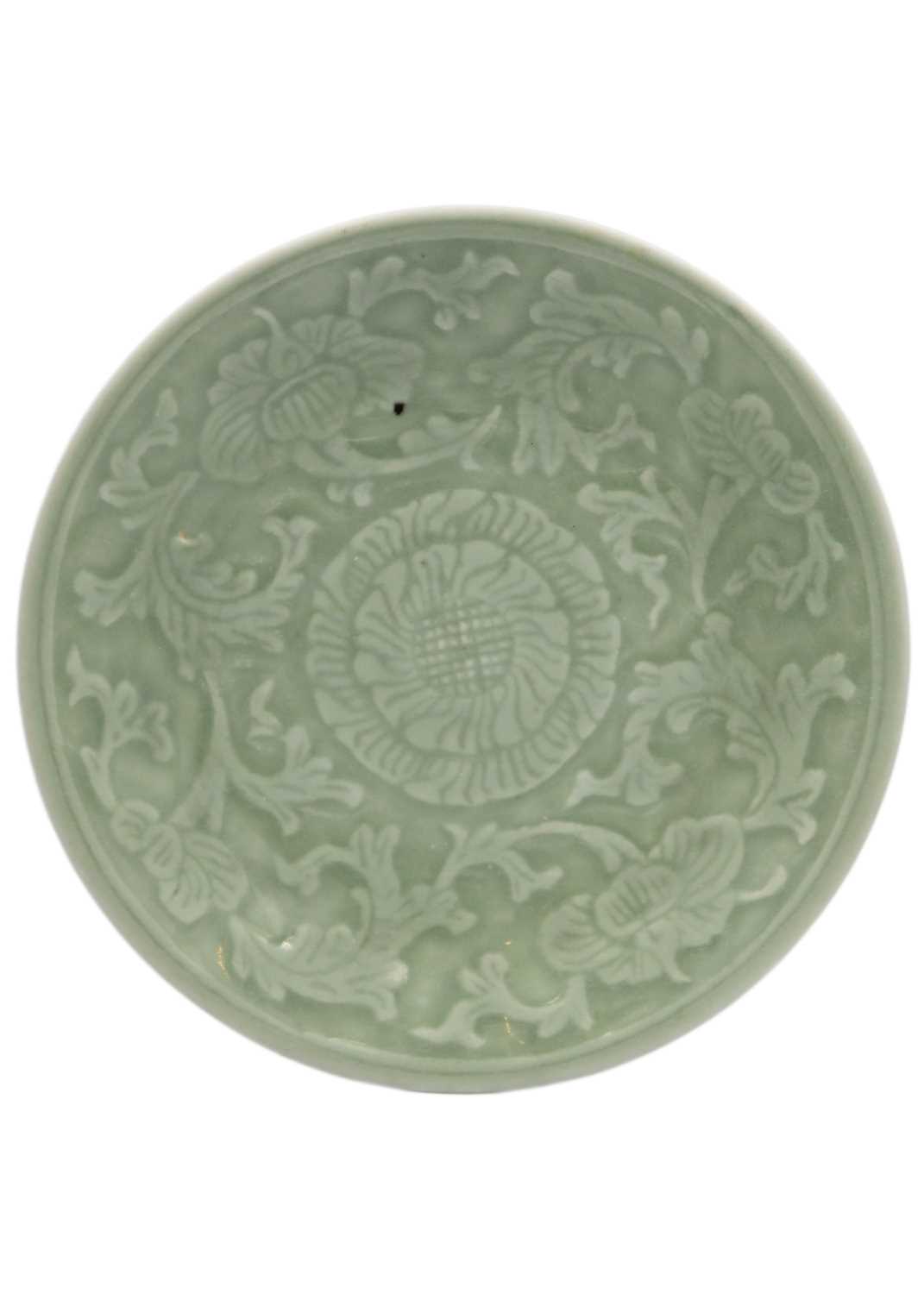 A Chinese porcelain dragon decorated plate, 20th century. - Image 2 of 5