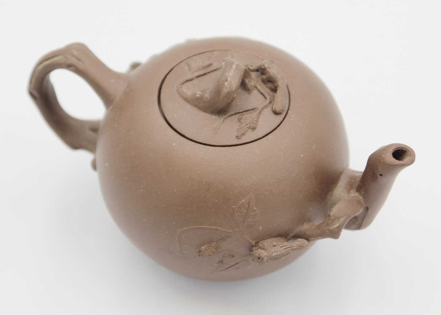 A Chinese Yixing teapot. - Image 3 of 7