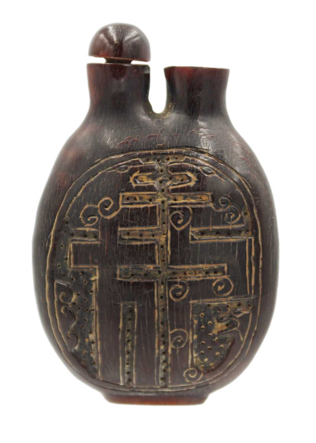 A Chinese carved horn snuff bottle, Qing Dynasty, 18th/19th century. - Image 3 of 5