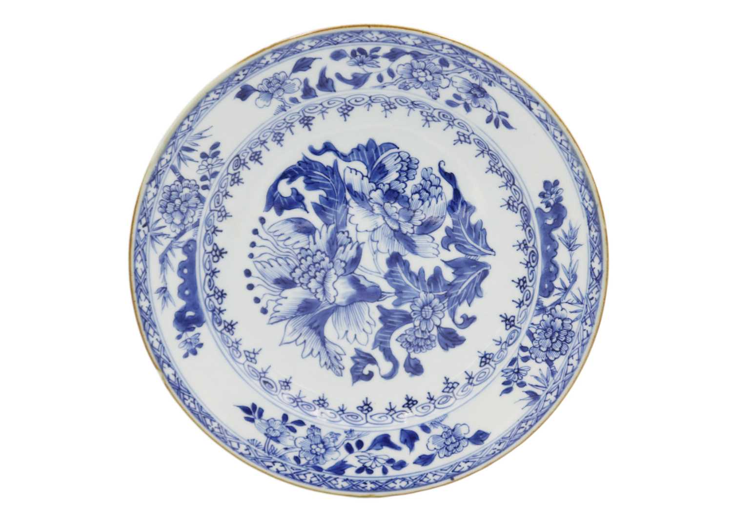 A Chinese blue and white porcelain plate, Qianlong period, 18th century. - Image 4 of 7