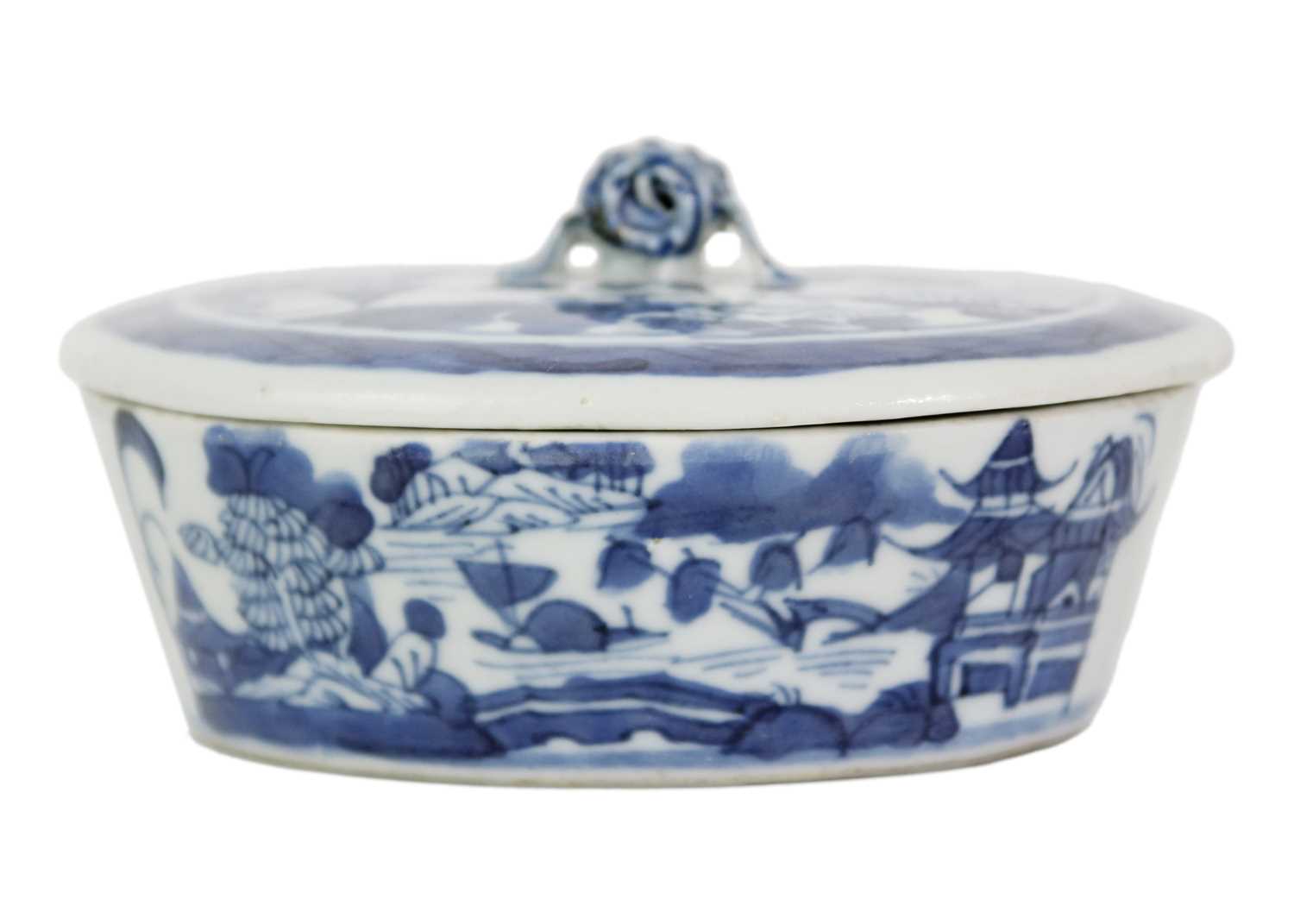 A Chinese export blue and white porcelain tureen, Qianlong period. - Image 2 of 8