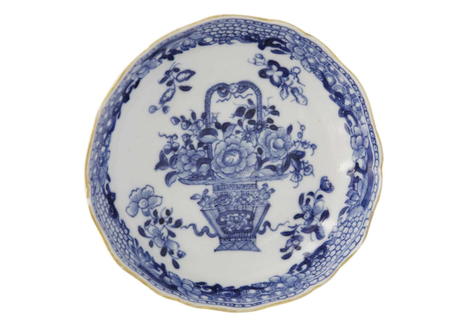 A pair of Chinese export blue and white porcelain dishes, 18th century. - Image 6 of 6