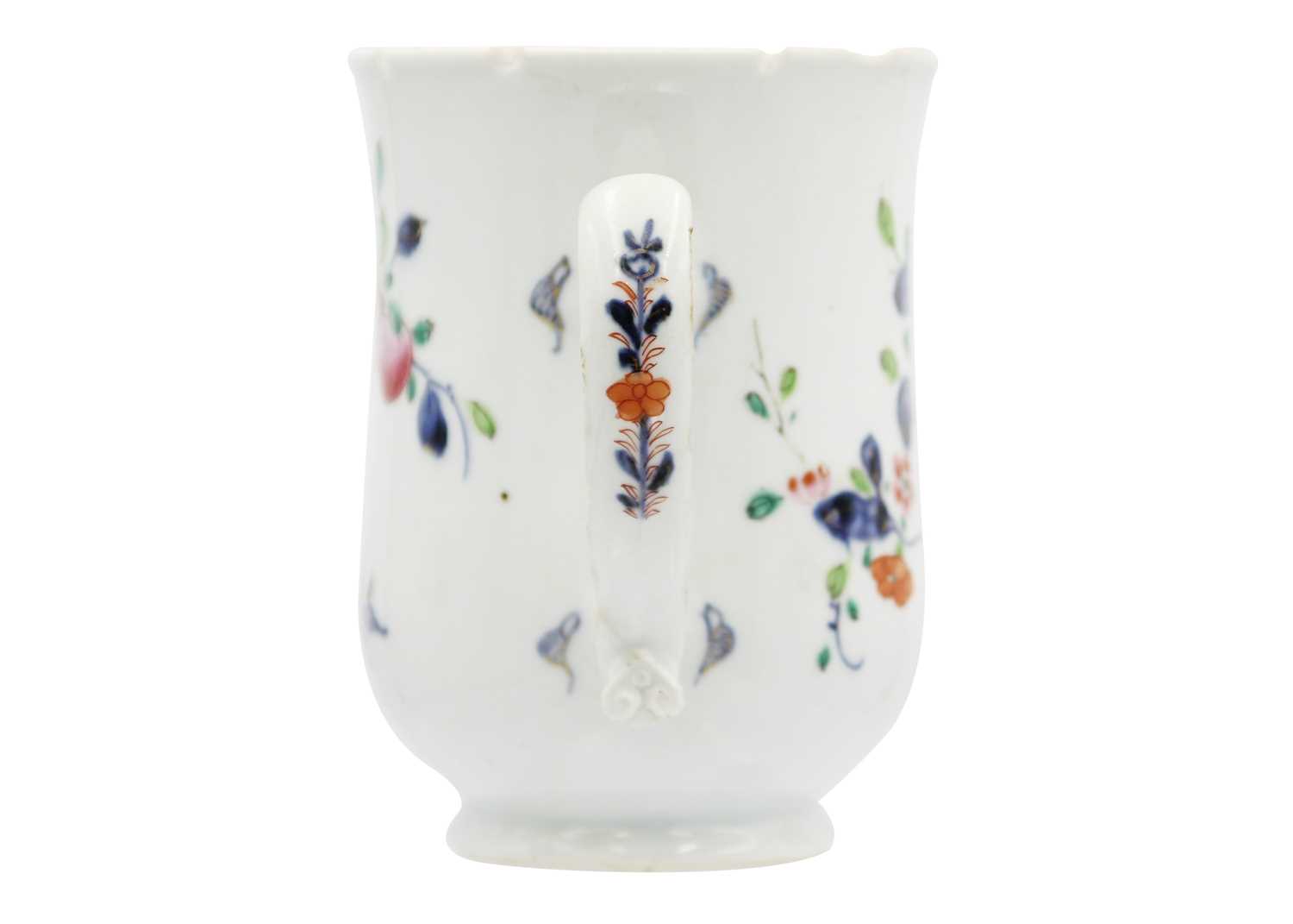 A large Chinese export porcelain mug, 18th century. - Image 2 of 6