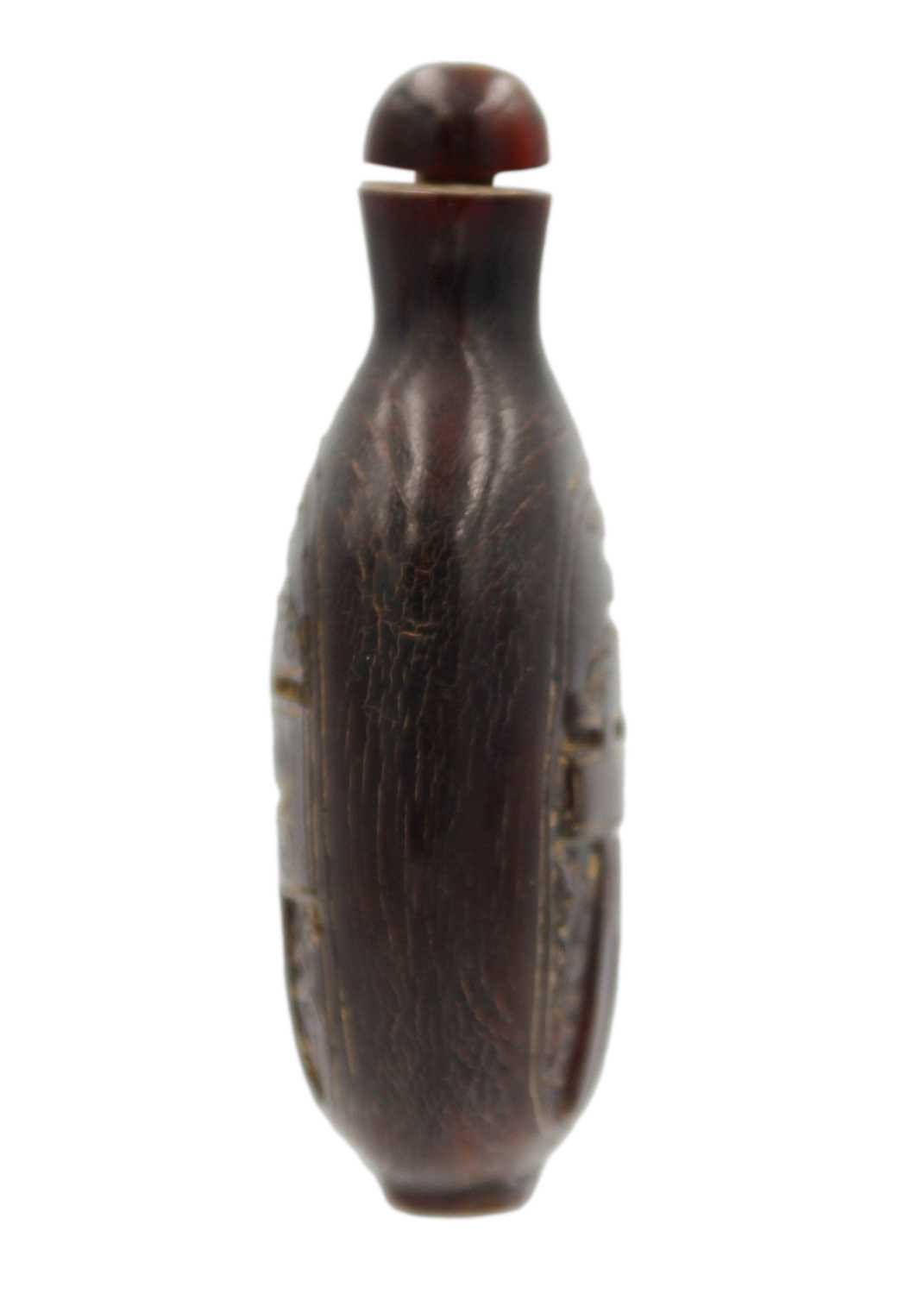 A Chinese carved horn snuff bottle, Qing Dynasty, 18th/19th century. - Image 4 of 5