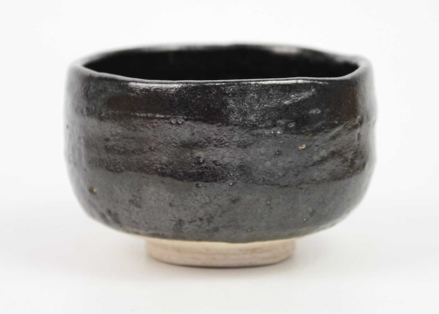 A Japanese raku-yaki ware chawan, signed, Showa period. - Image 2 of 6