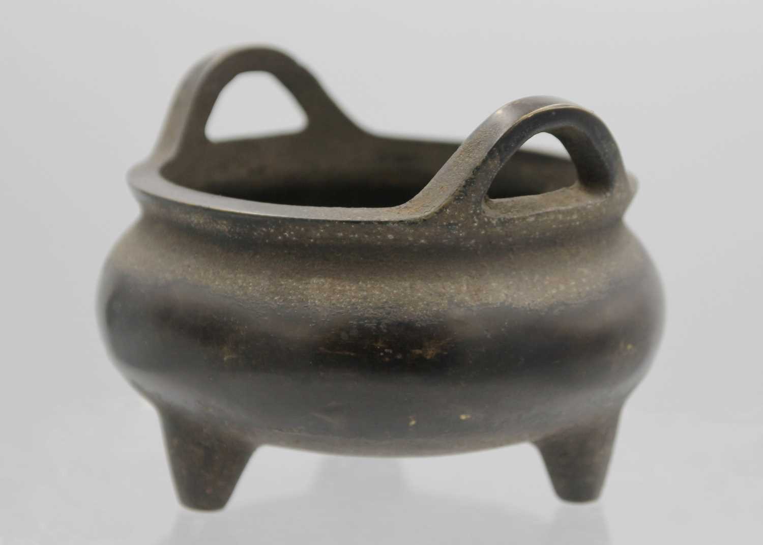 A Chinese bronze censer, Qing Dynasty. - Image 4 of 7