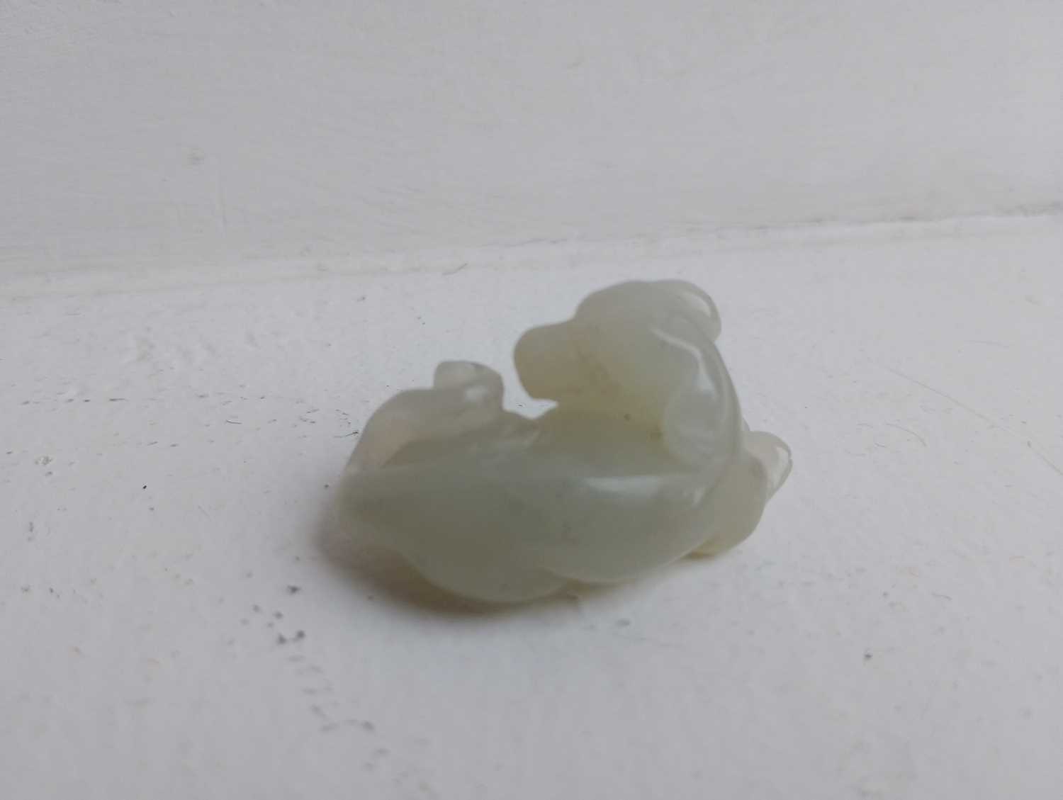 A Chinese jade model of a reclining dog, late Qing Dynasty. - Image 7 of 7