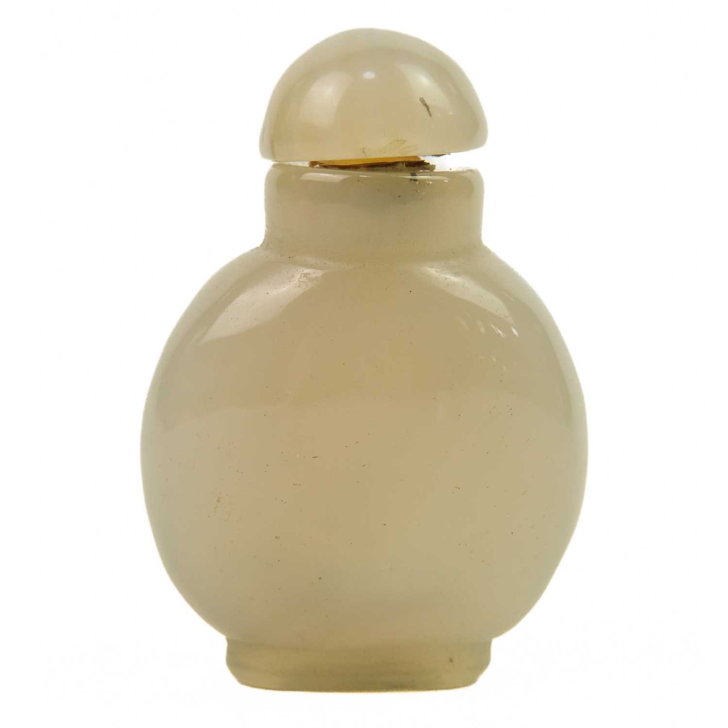 A Chinese agate snuff bottle. - Image 6 of 7