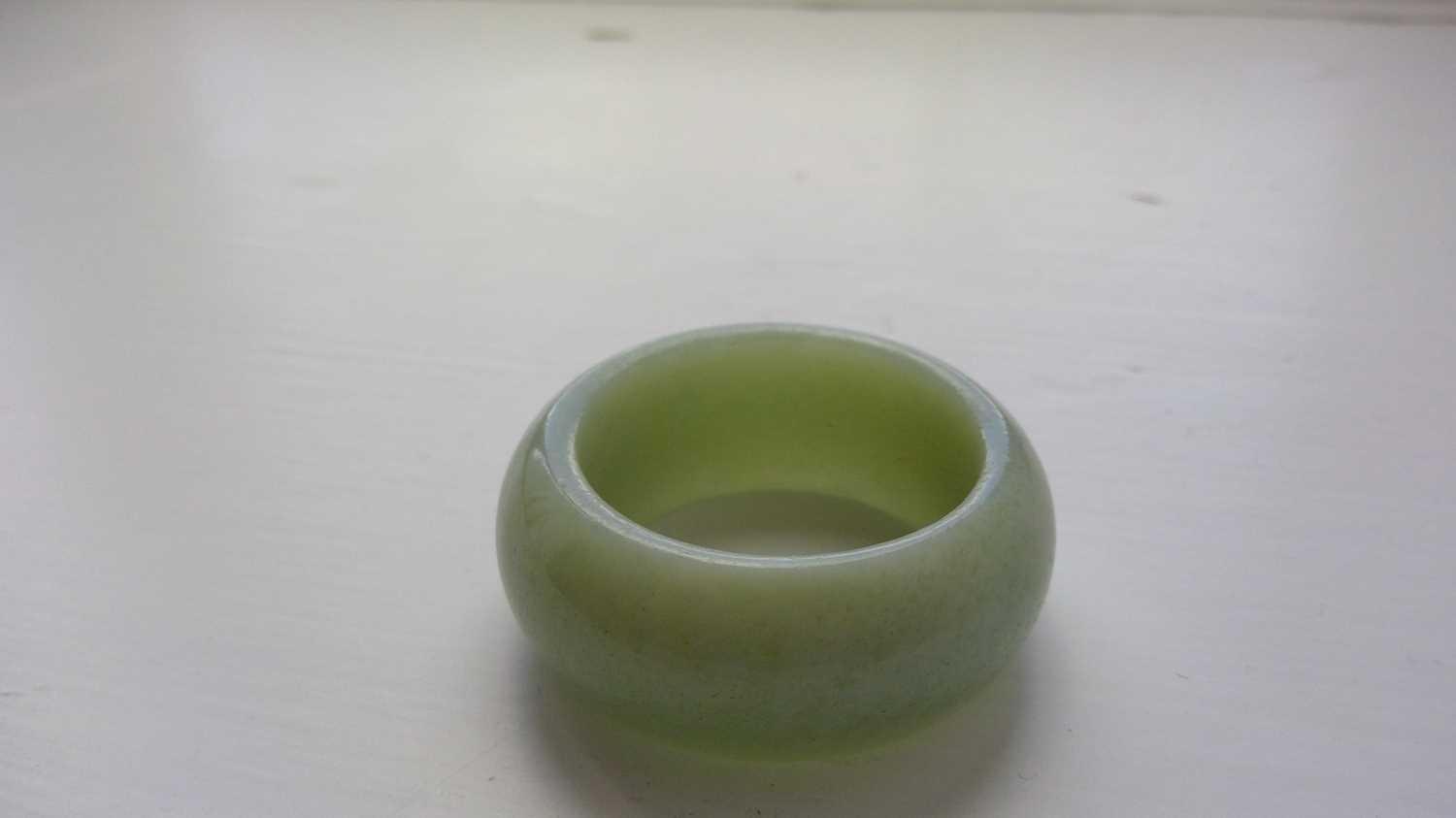 A Chinese jade hair ring, Qing Dynasty. - Image 6 of 7