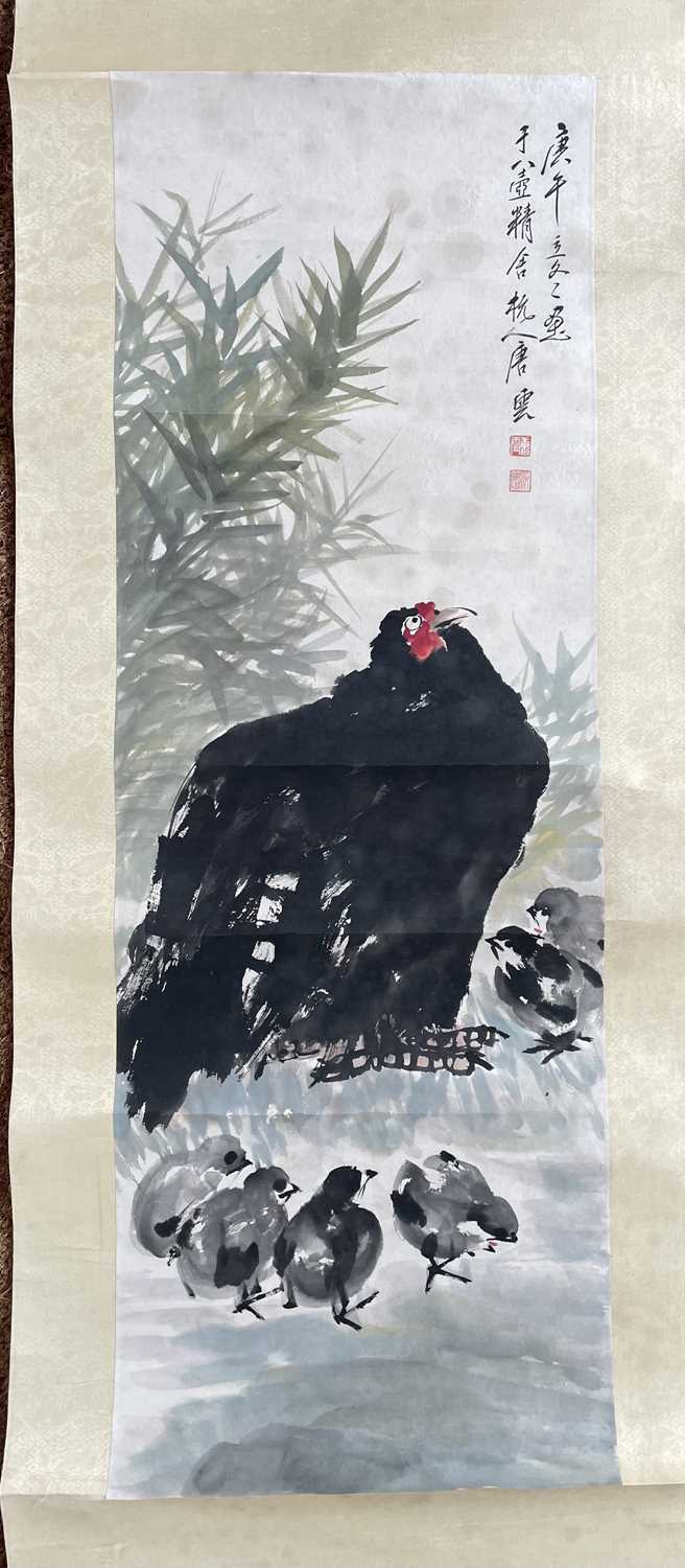 A Chinese painted scroll depicting a hen and chicks, early 20th century. - Image 3 of 9