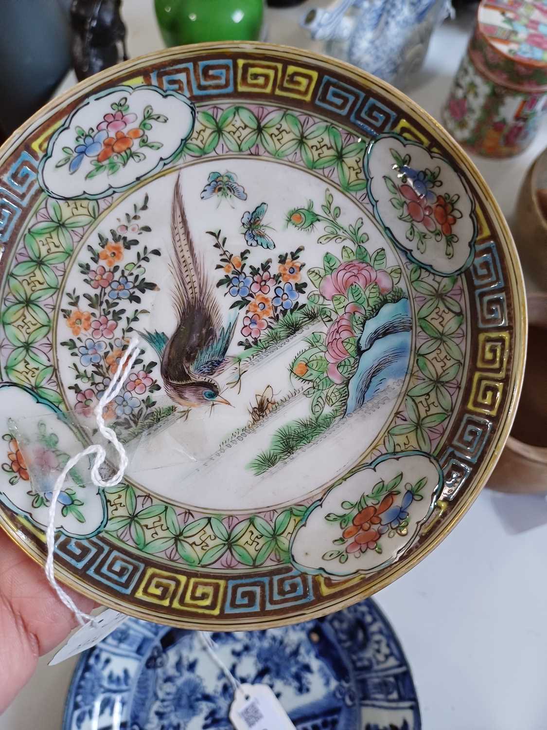 A Chinese porcelain shallow dish, 18th/19th century. - Image 11 of 12