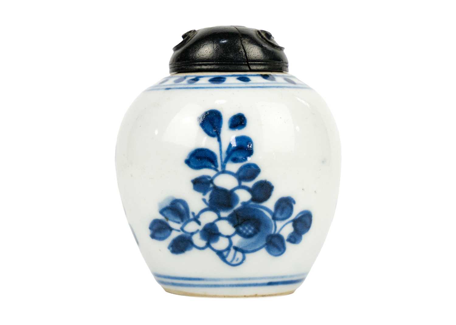A Chinese blue and white porcelain jar, 18th/19th century.