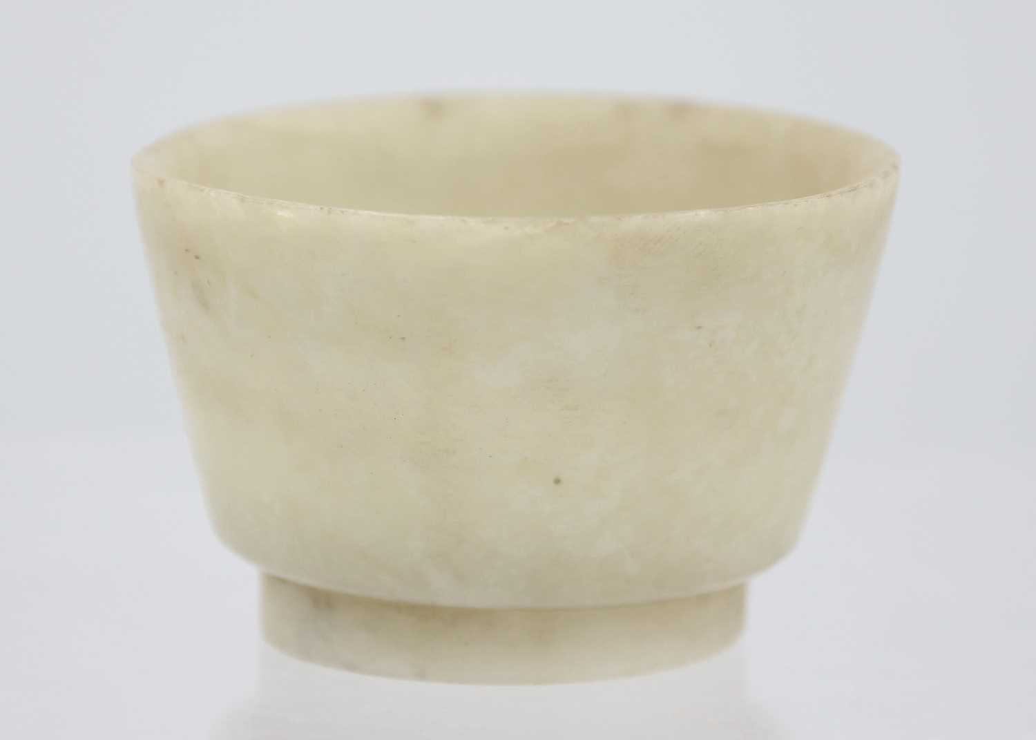 A Chinese quartz bowl. - Image 3 of 6