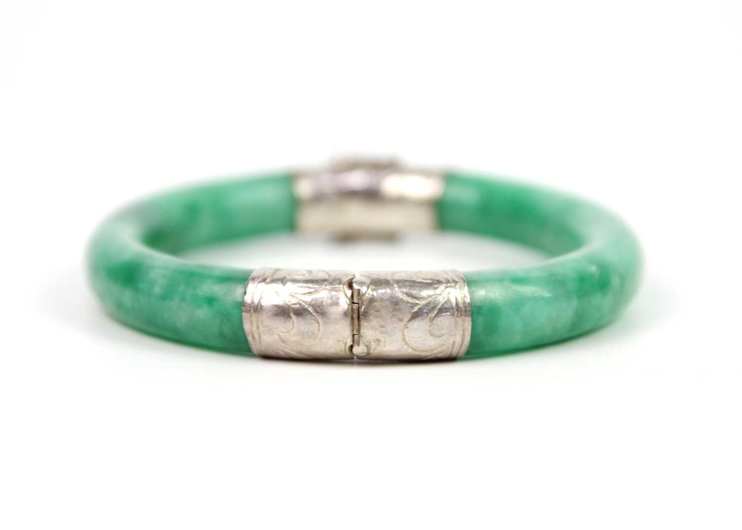 A Chinese jade and silver hinged bangle, Qing Dynasty, 19th century. - Image 3 of 5