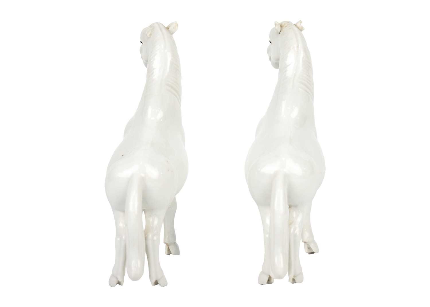 A pair of Chinese porcelain models of horses, possibly 18th/19th century. - Image 3 of 10