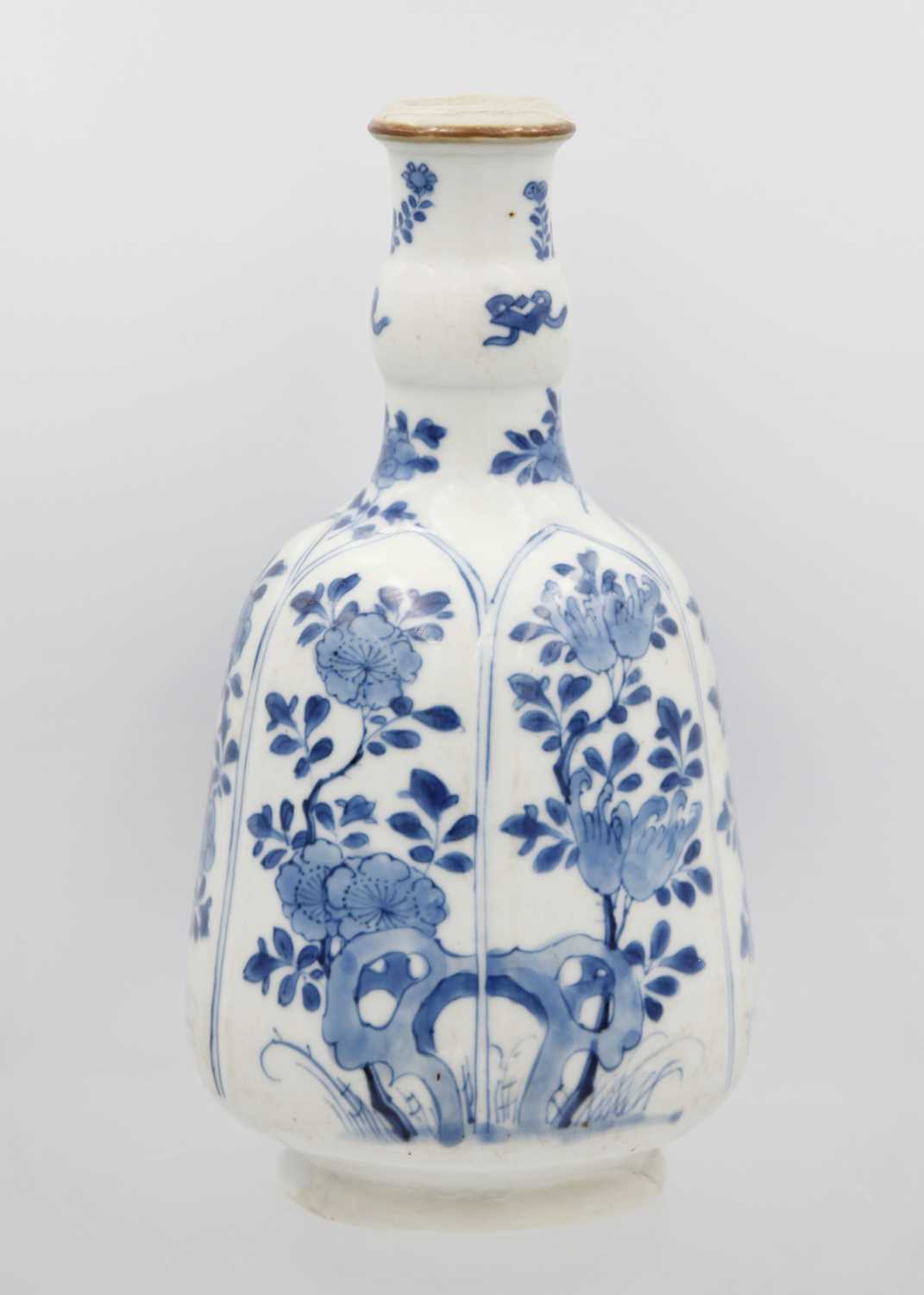 A Chinese blue and white hookah base, Kangxi, 1662-1722. - Image 3 of 14