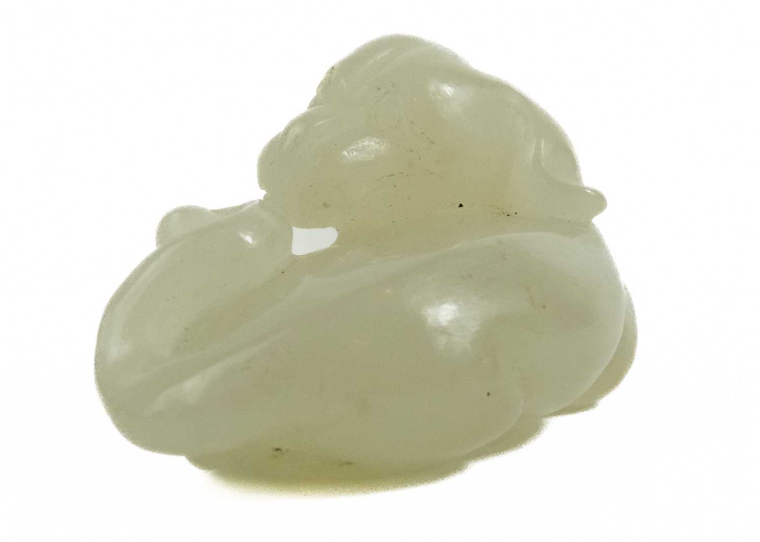 A Chinese jade model of a reclining dog, late Qing Dynasty. - Image 2 of 7