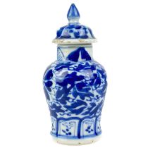 A small Chinese blue and white porcelain vase, 19th century.