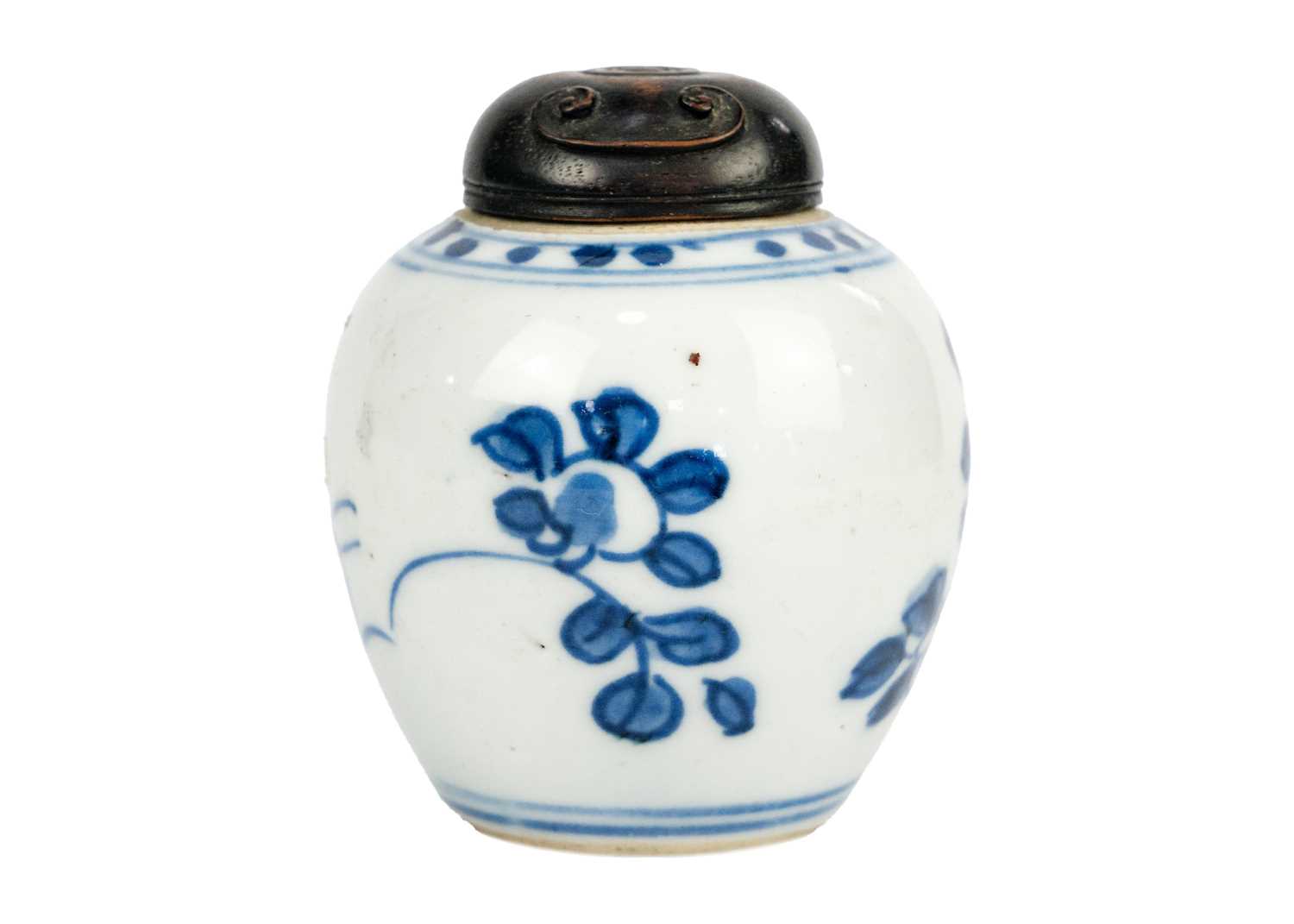 A Chinese blue and white porcelain jar, 18th/19th century. - Image 3 of 9
