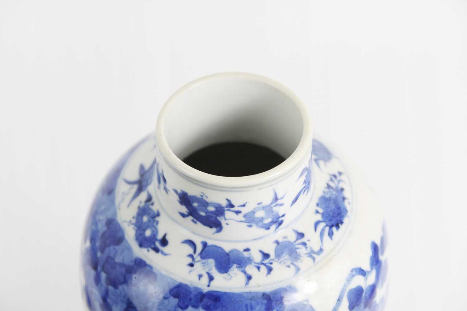 A Chinese blue and white porcelain vase and cover, Qing Dynasty, late 19th century. - Image 11 of 21