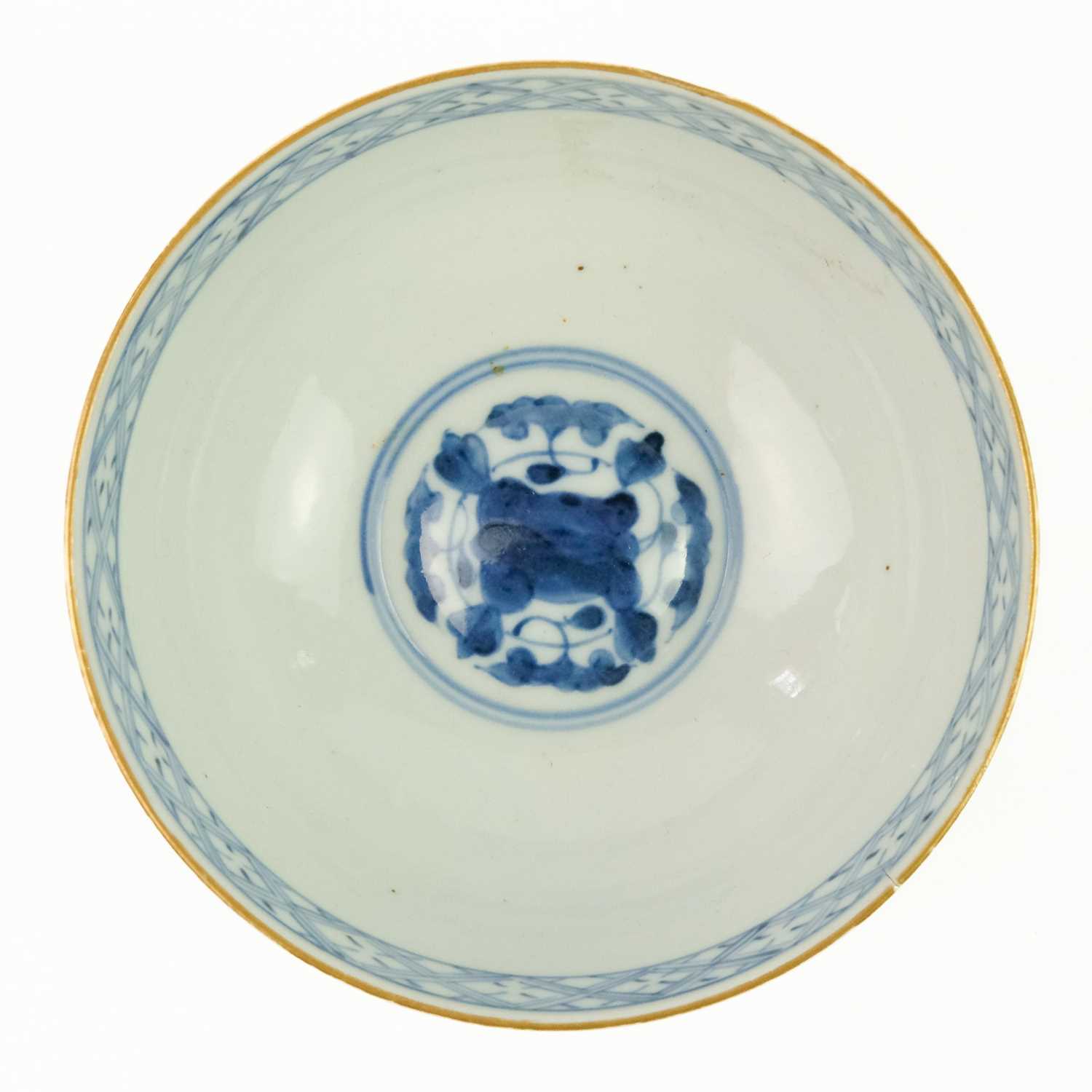 A Japanese porcelain bowl, late Meiji period. - Image 3 of 5