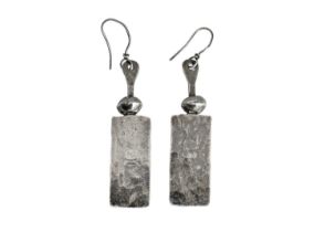 Bryan ILLSLEY (1937) A pair of silver earrings with silver beads