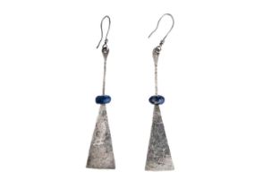 Bryan ILLSLEY (1937) Silver earrings with lapis beads