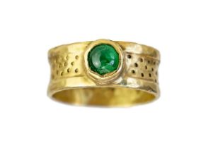 Breon O'CASEY (1928-2011) 18ct gold ring set with an emerald