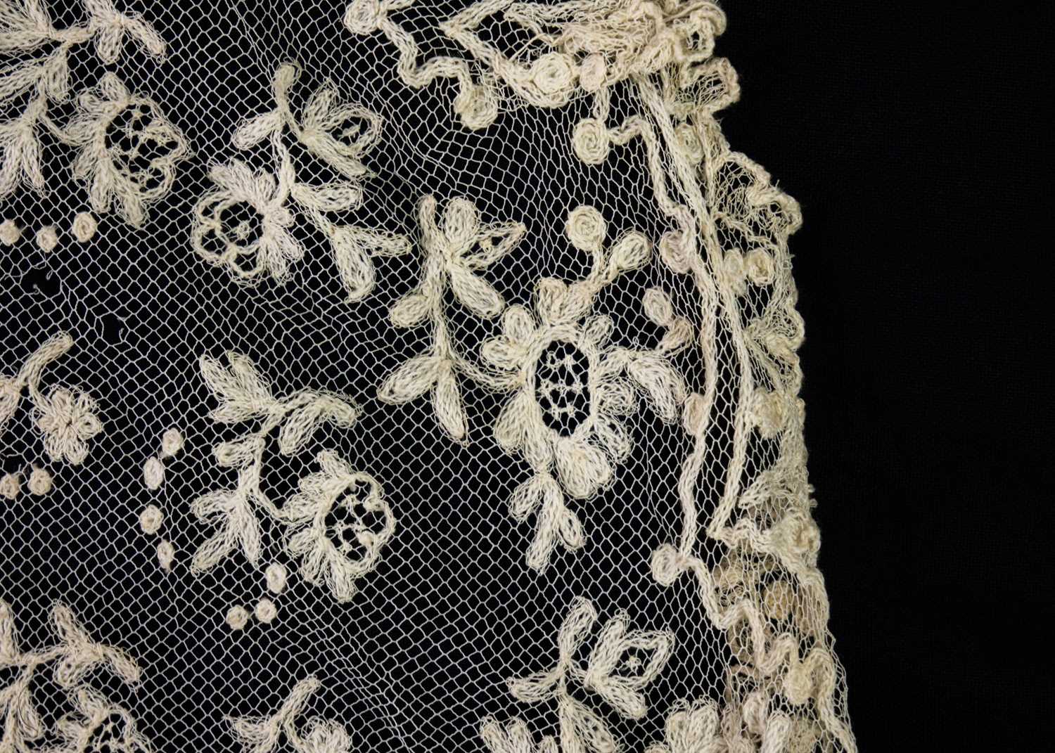 A large collection of various lace. - Image 5 of 12