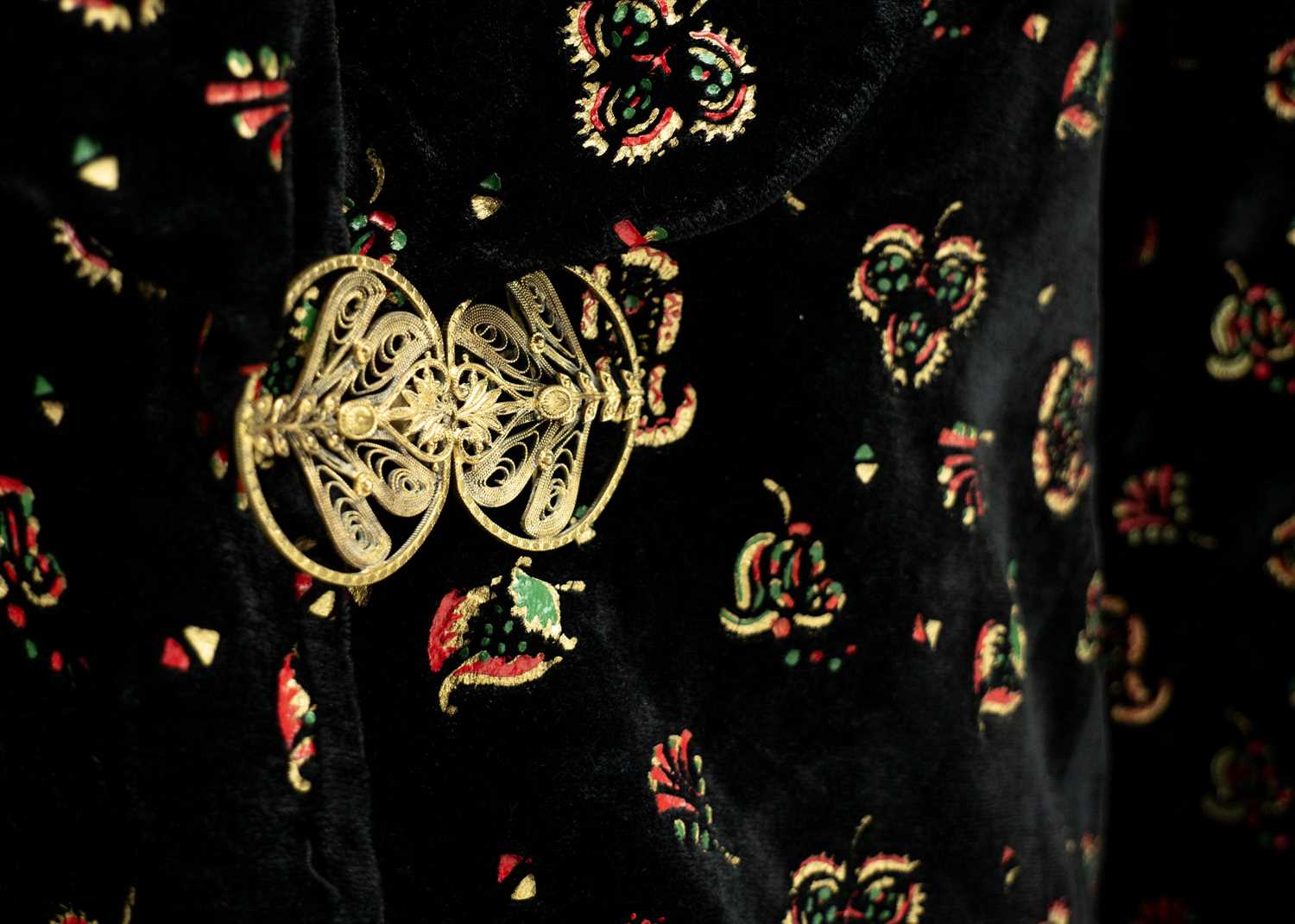 An early-mid 20th century black velvet ladies jacket. - Image 3 of 7