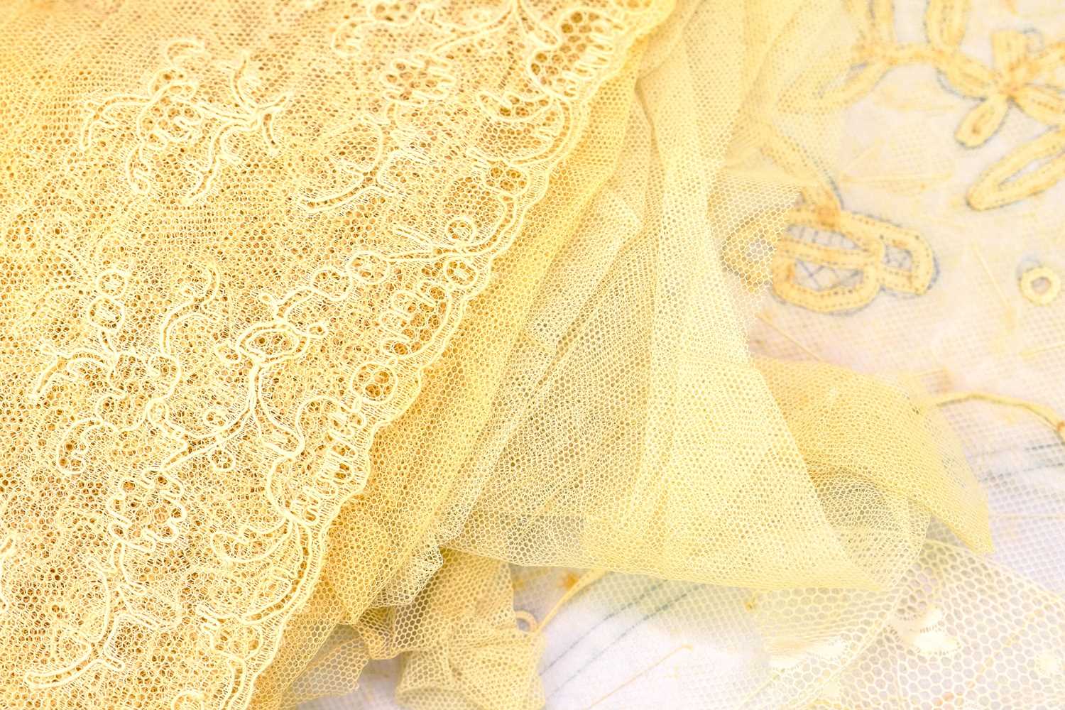 A collection of good quality lace. - Image 3 of 5