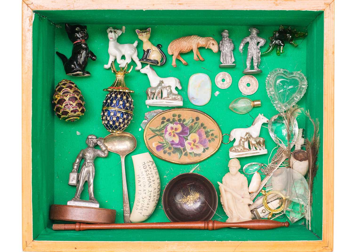An assortment of collectibles and sundry. - Bild 2 aus 13