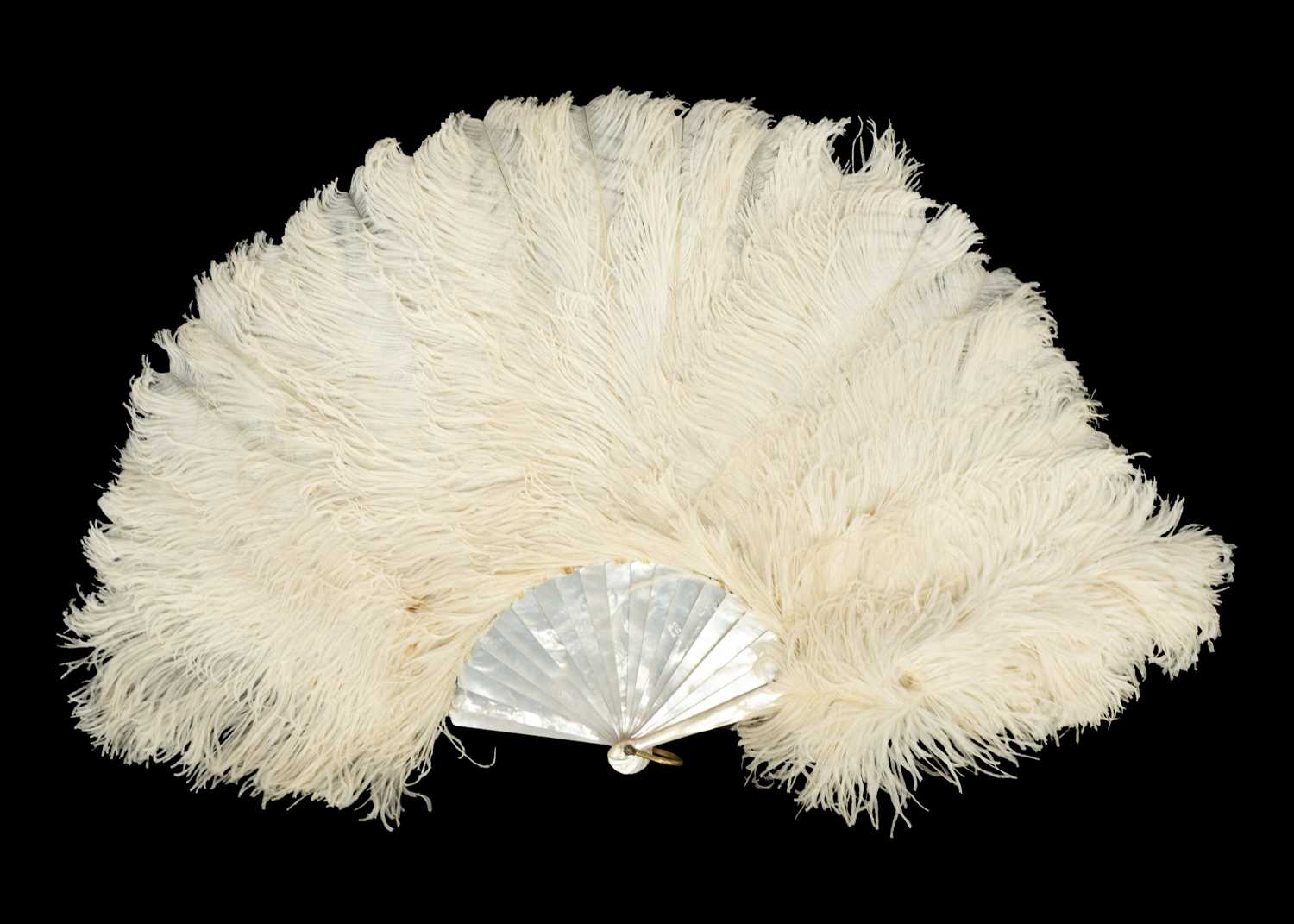 A lime green ostrich feather fan with mother-of-pearl guard sticks. - Image 4 of 5