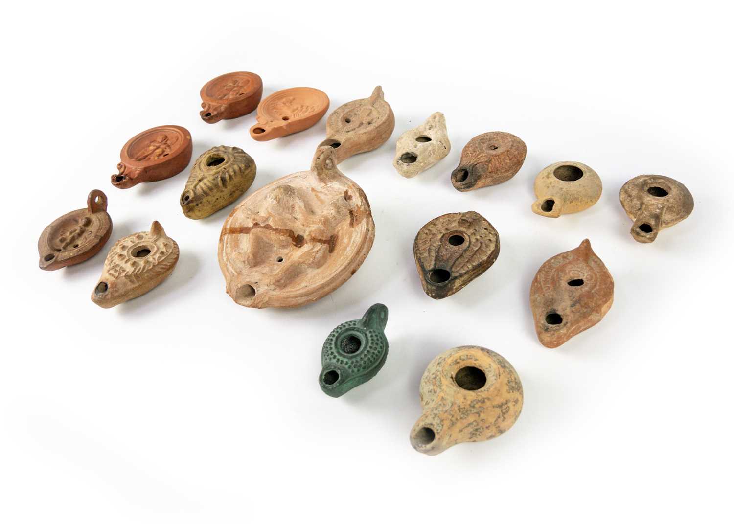 A collection of terracotta oil lamps - Image 4 of 6