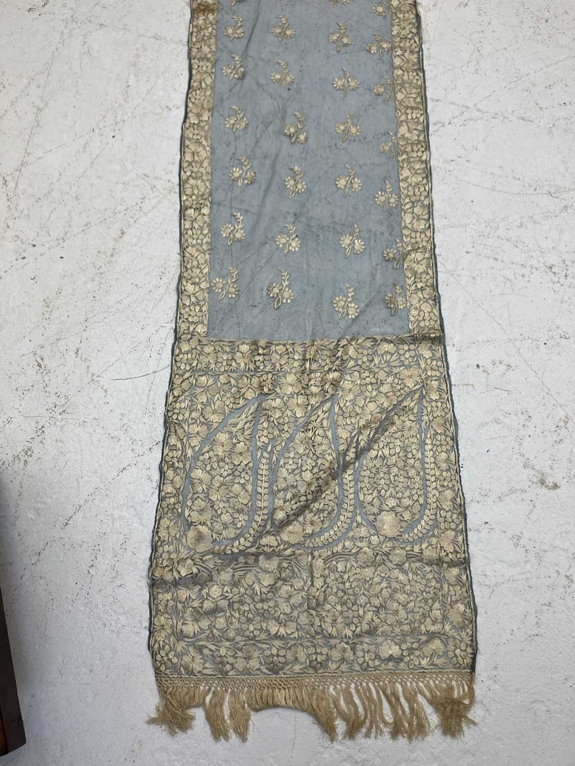 A fine late Victorian lace and embroidered scarf. - Image 10 of 13