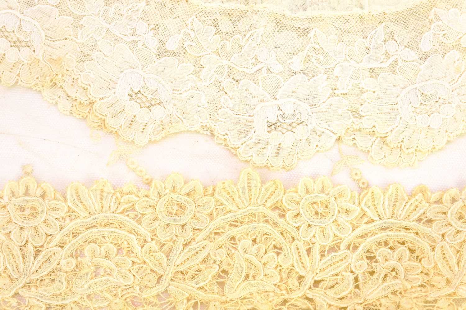 A collection of good quality lace. - Image 2 of 5