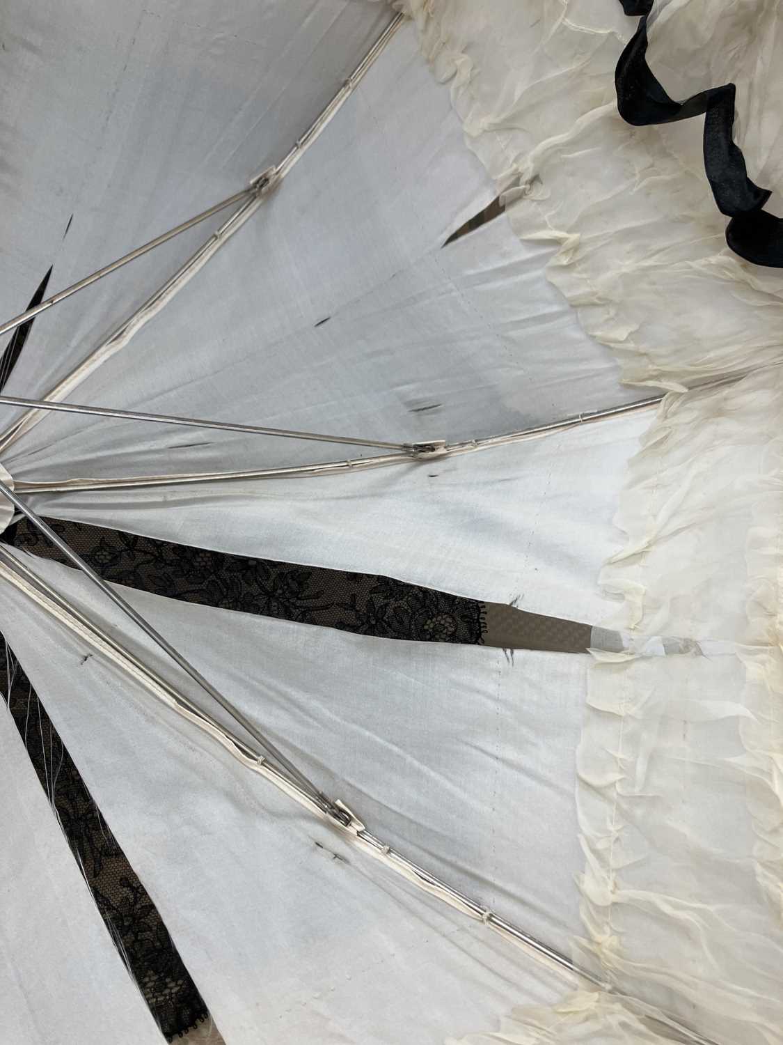A Victorian silk and lace parasol. - Image 8 of 10