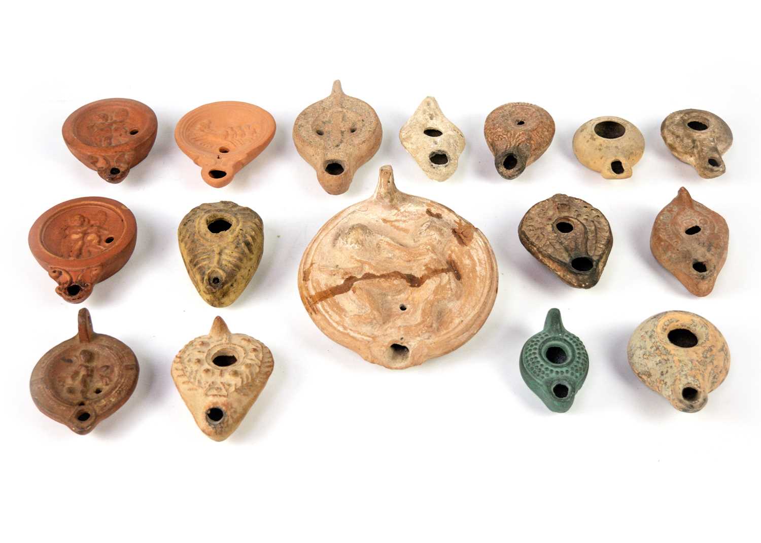 A collection of terracotta oil lamps - Image 5 of 6