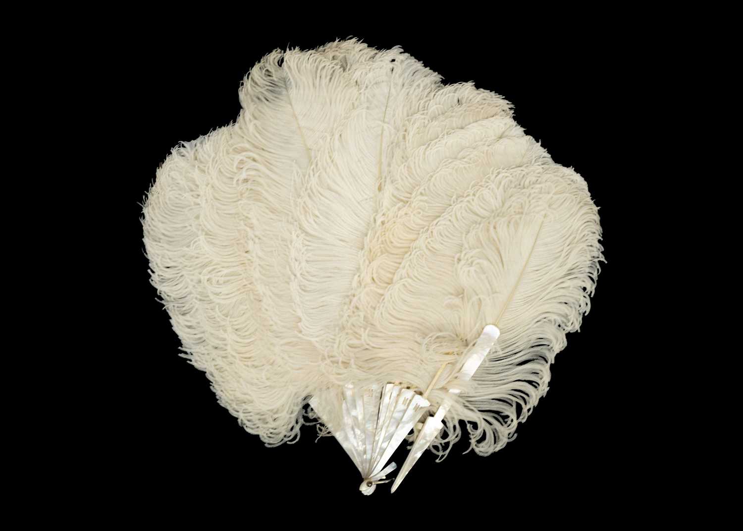 A lime green ostrich feather fan with mother-of-pearl guard sticks. - Image 3 of 5